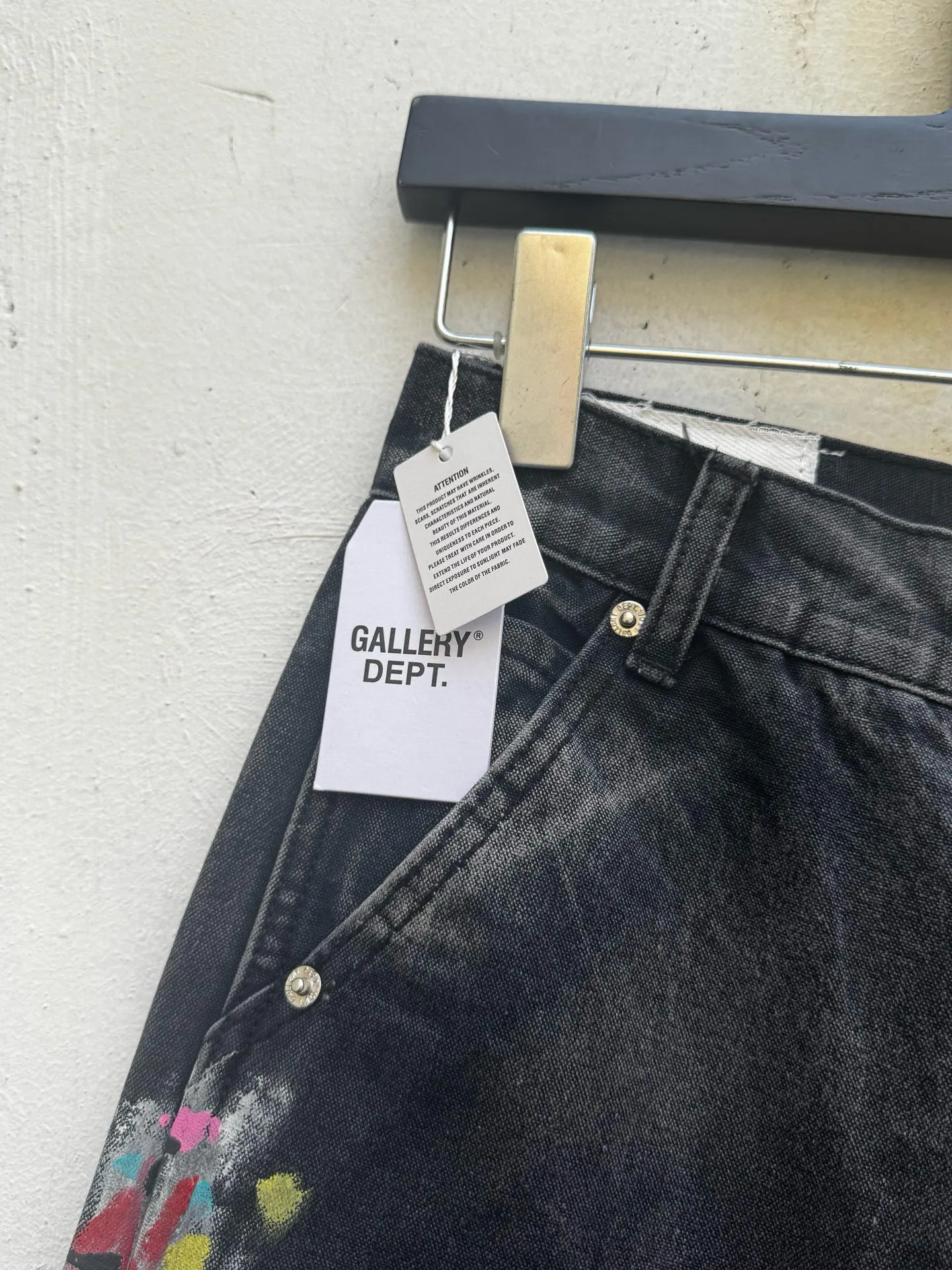P250💰G95 GALLERY DEPT. Spliced ​​patches, ink-splashed denim bell-bottoms, washed distressed spliced ​​jeans, denim washing factory. During the process, the owner of the washing factory helped introduce a boss who once worked at the Levi OEM factory and then started his own business. This also paved the way for the following styles. Therefore, Levi's remodeled single product for the base plate is really familiar. Whether it is the fabrics supplied or the lathes used in production, there is nothing to choose from. -Color: Black -Size: S-XXL (corresponding to 28-36)